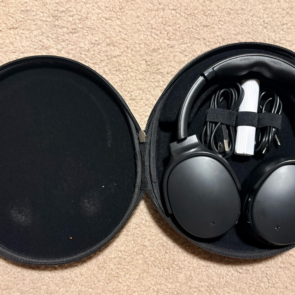 Black Wireless Skullcandy Venue Headphones with Case